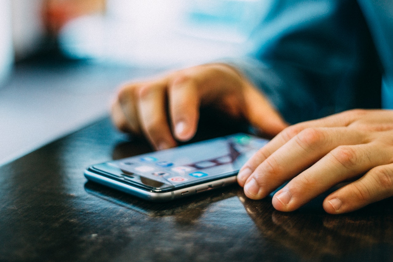 Cyberstalking: uma sombra que nem todo profissional da saúde conhece